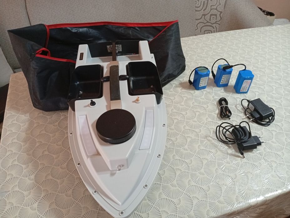 Лодка за захранка D19