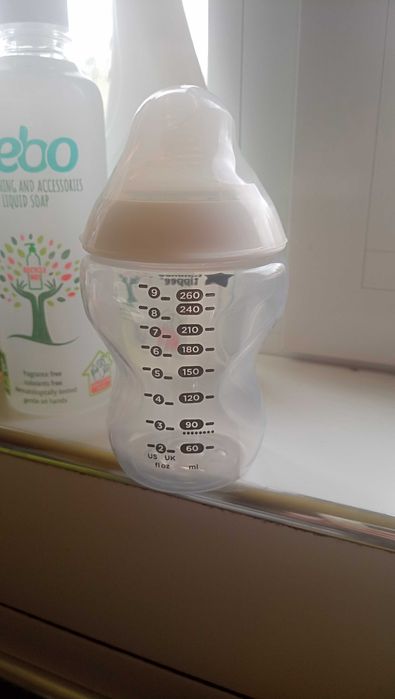 Шишета с биберони Tommee tippee