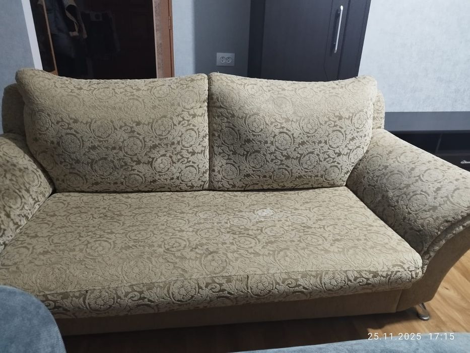 Диван б|у бежевый 2.20х1метр глубина 90