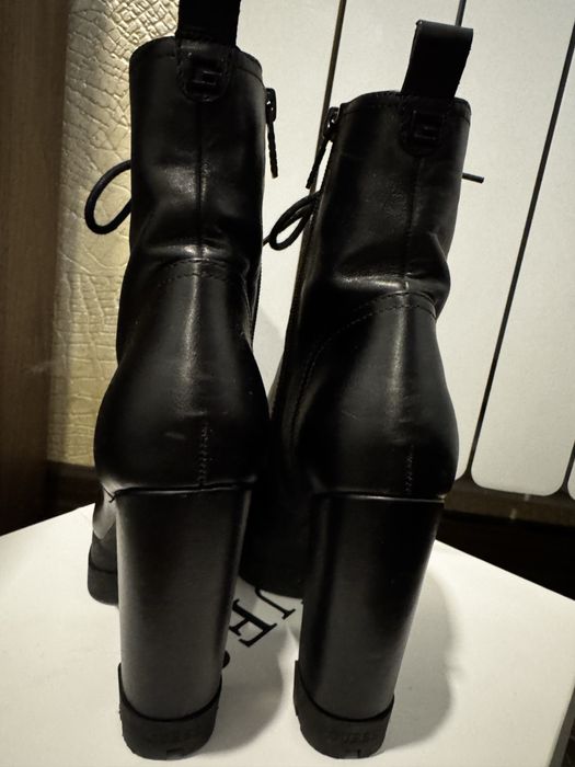 Дамски боти GUESS