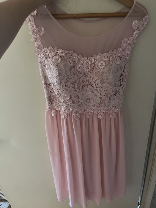 Розова рокля за повод