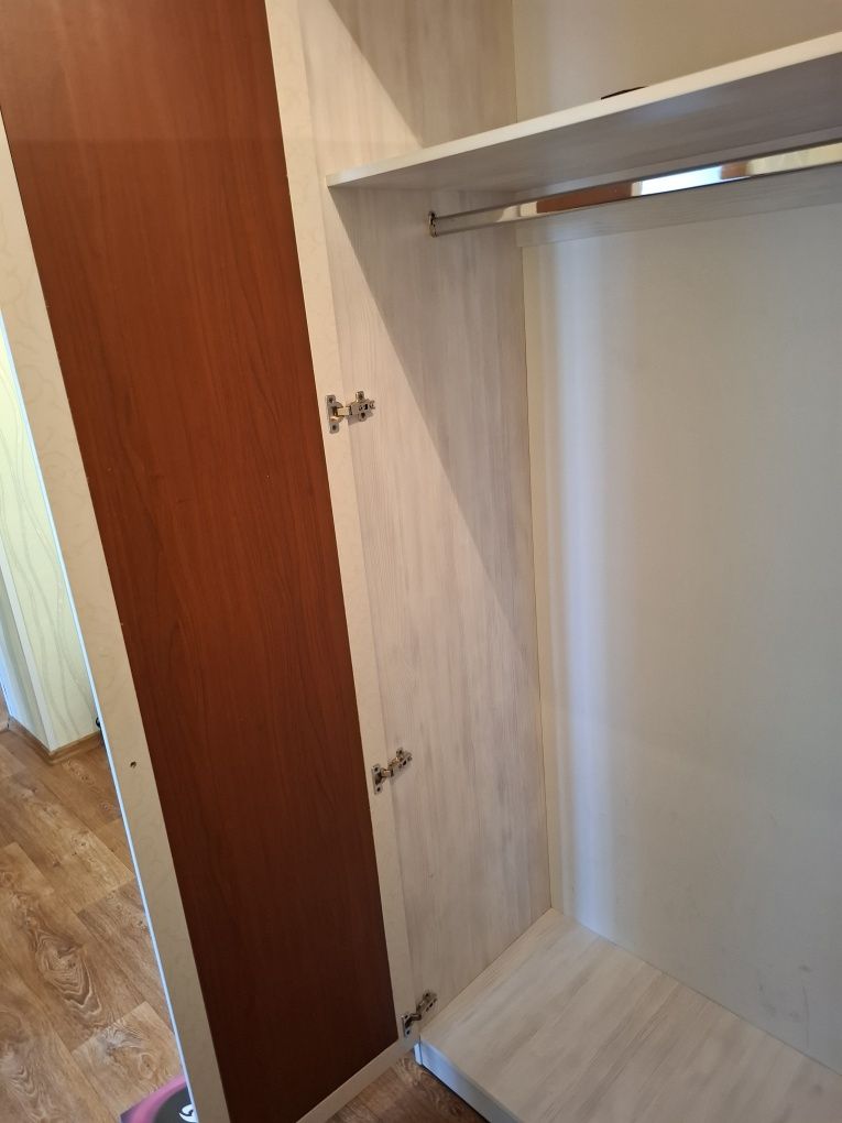 Продам прихожую белую