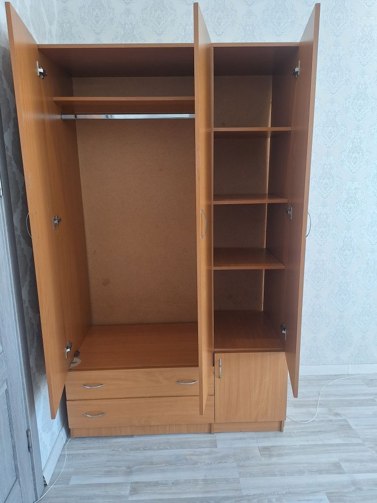 Шкаф и диван продаётся