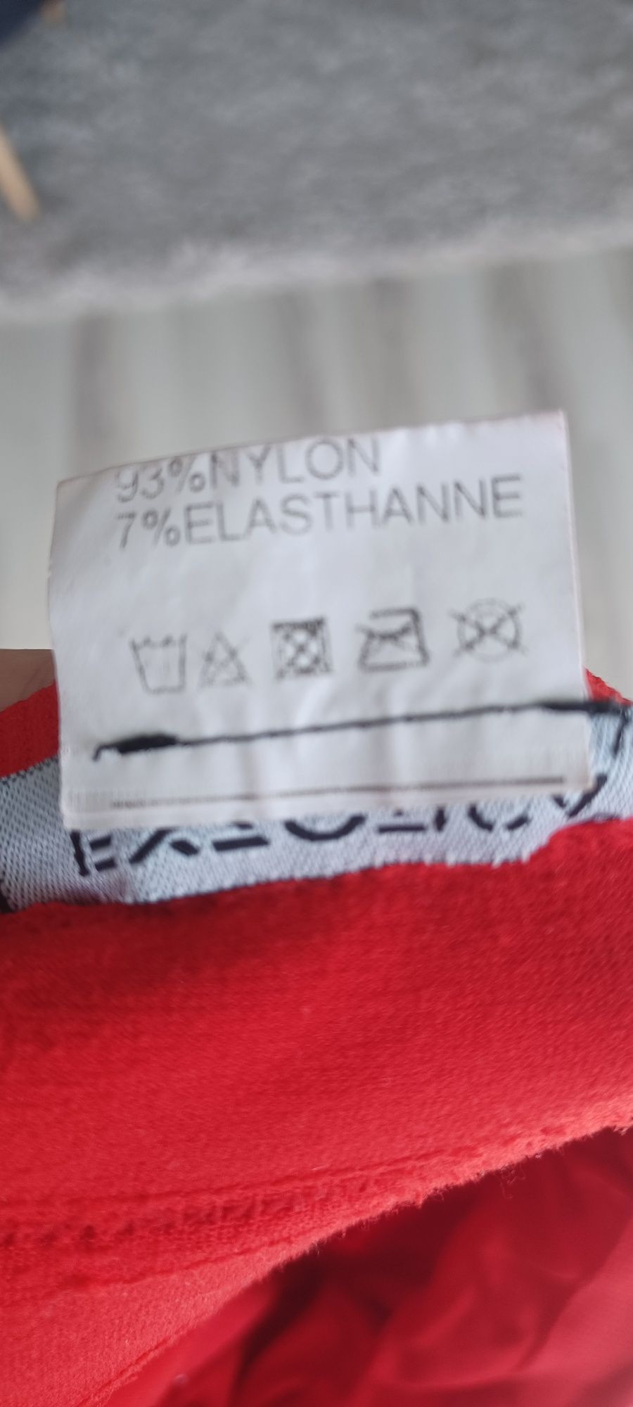Rochie scurta roșie pe sâni