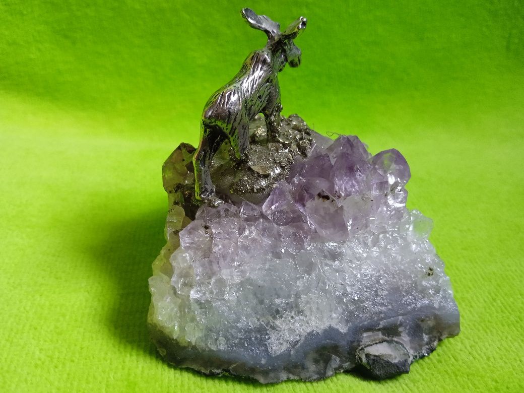 Композиция "Лось" с натуральной друзой аметиста. 5 х 5,2  см.