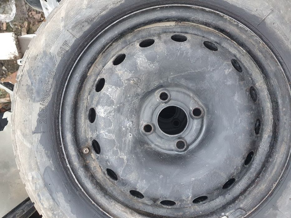 Vând jante 4x100 tot cu cauciucuri r15