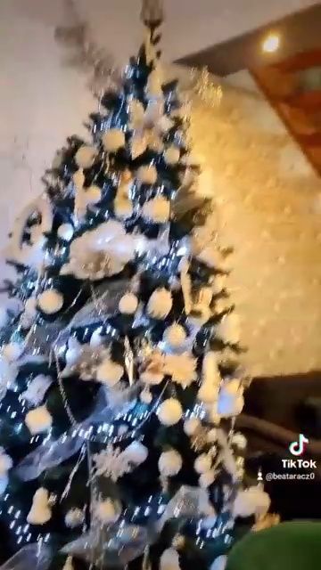 De vânzare brad artificial 3D – 210 cm, cu decorațiuni incluse!