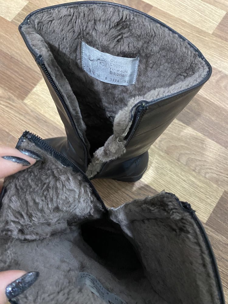 Продам зимние две пары сапожек
