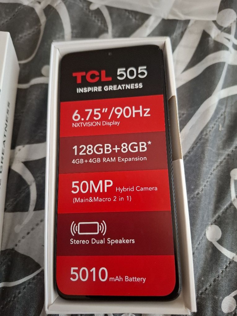 Продвам чисто нов телефон TCL