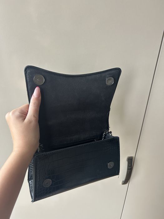 Черна лачена дамска чанта