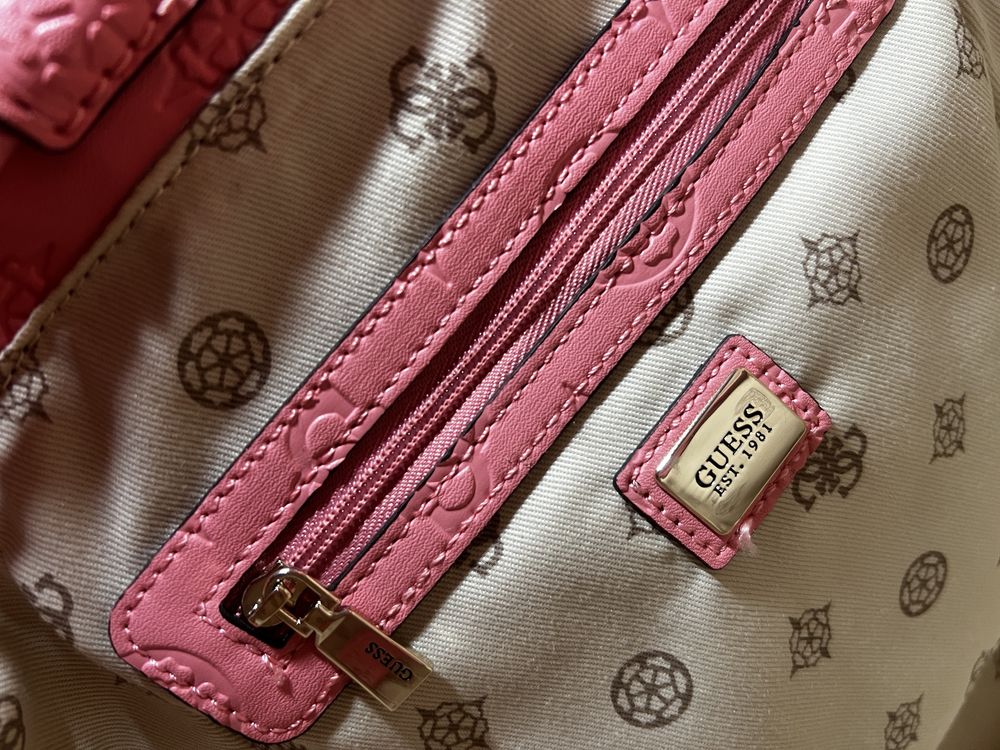 Дамска раница GUESS