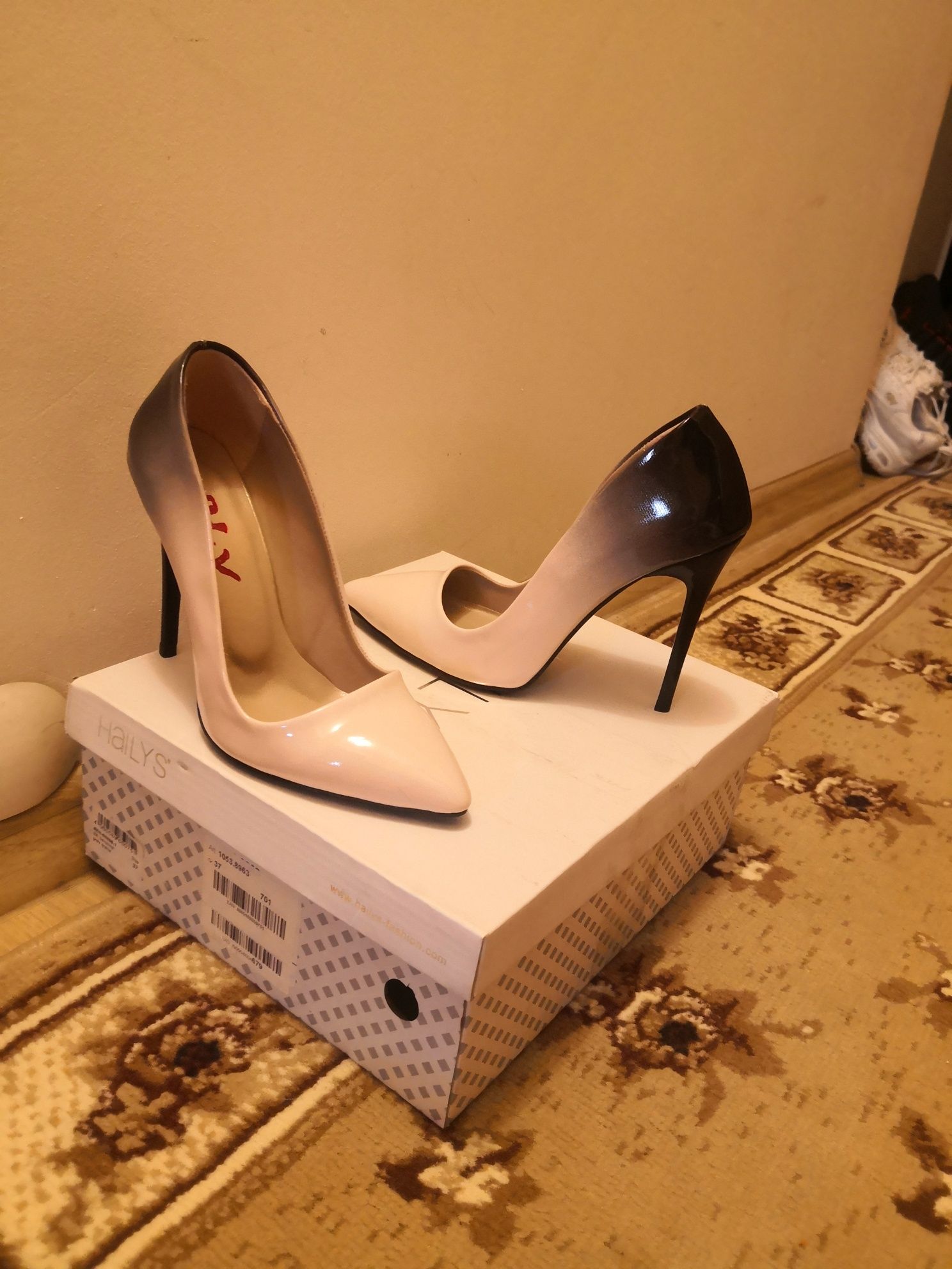 Pantofi stiletto