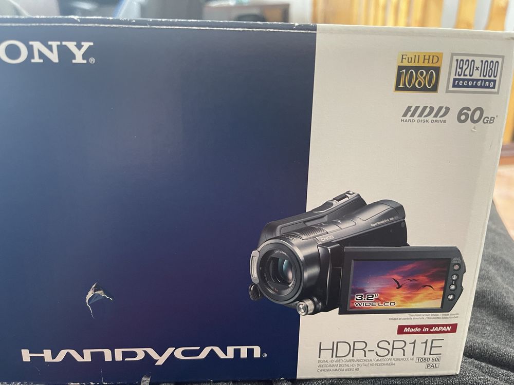 Продас видеокасеру sony HDR-SR11E