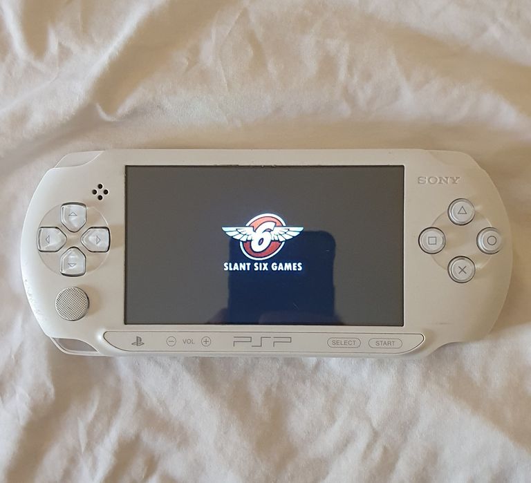 Игравой пристафка Sony PSP E.1008 Белий память 4 gb