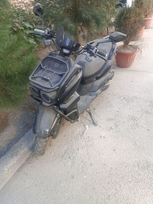 Скутер танк продается.