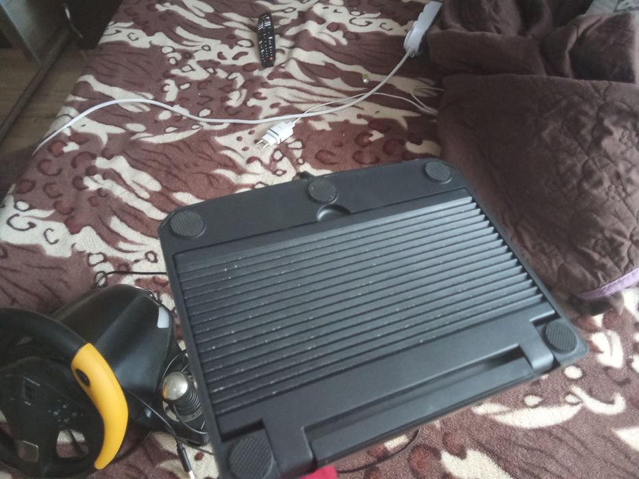 Vând volan cu pedale pentru Xbox one s este ca nou