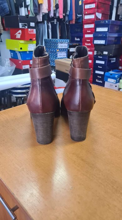 Nr 40 Preț  50 lei int 25,5 cm
