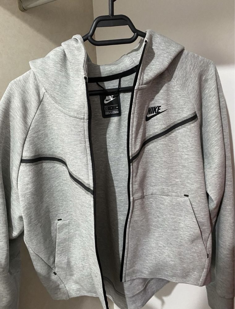 Nike tech fleece femei gri, pentru mai multe detalii astept mesaj