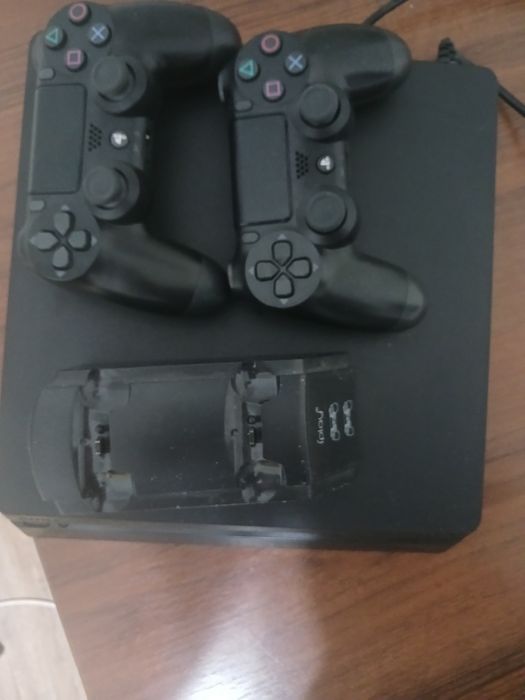 Play Station 4 Slim