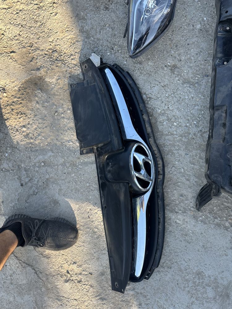 Far stânga.tragher.grilă radiator hyundai elantra.