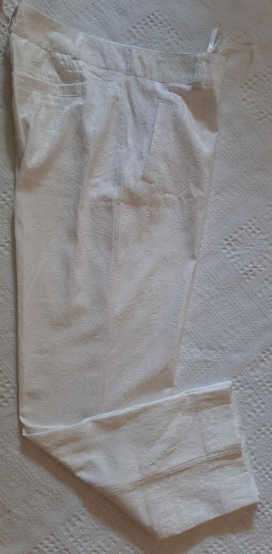 Pantaloni  marimea 40 de culoare alba  eleganti