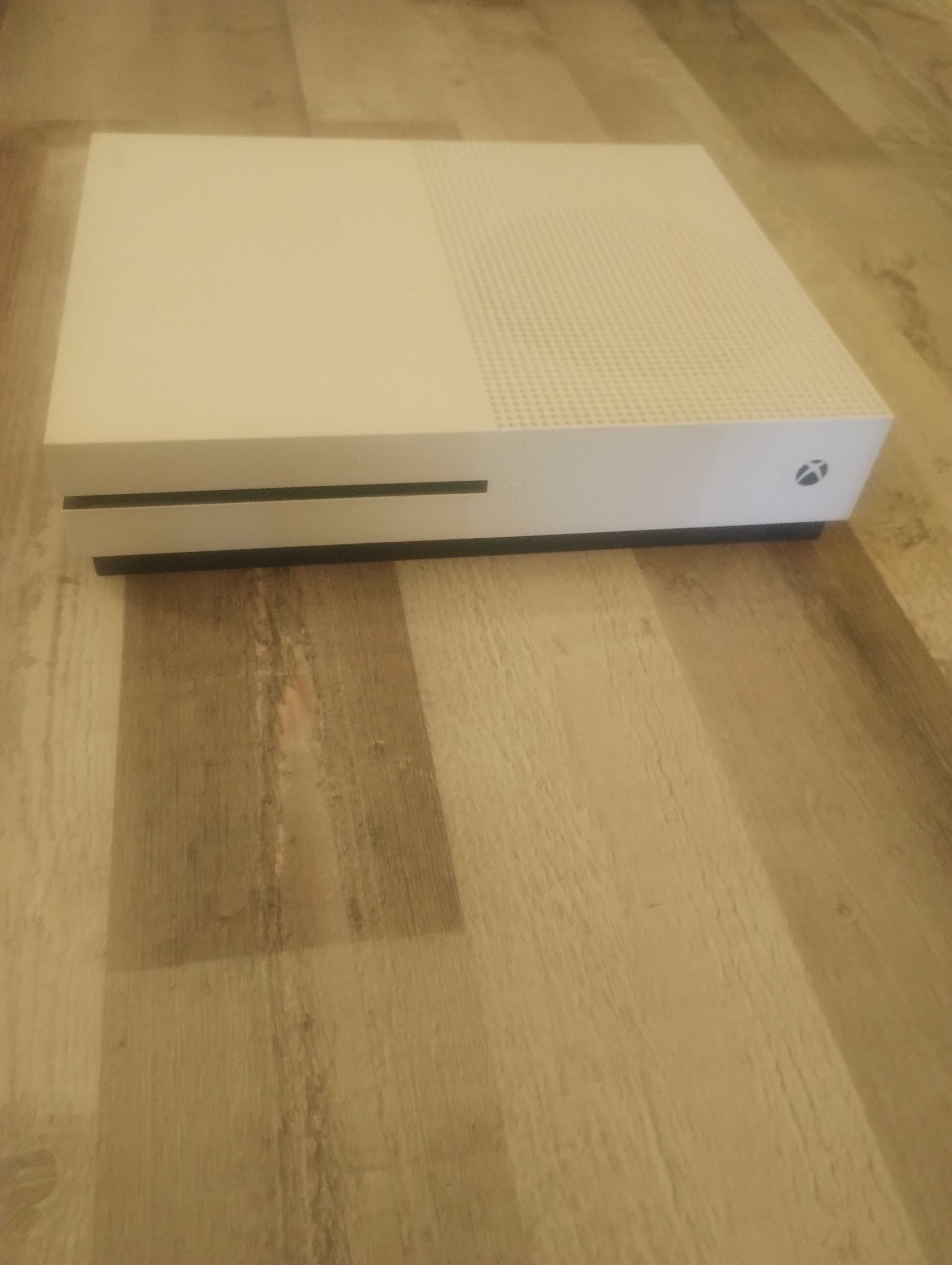 Xbox one s много добро състояние