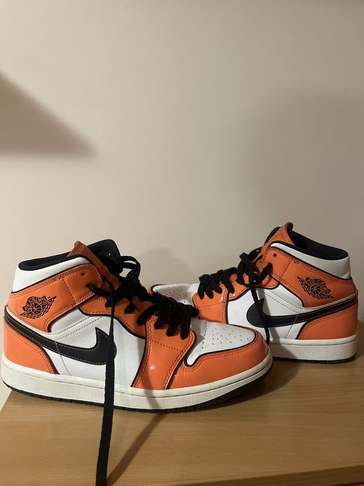 Air Jordan 1 Mid SE Orange