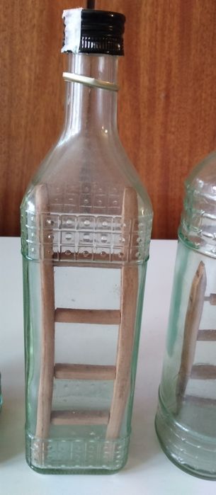 5 стъклени бутилки 0.7л със дървена стълба в тях