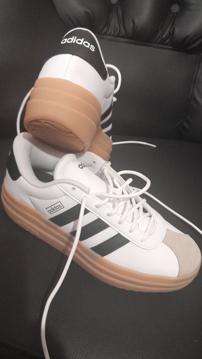 Adidas noi cu eticheta