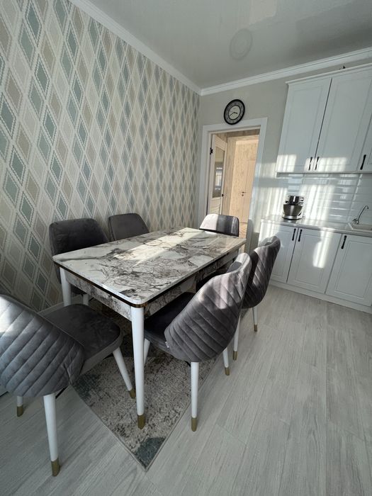 Стол и стулья