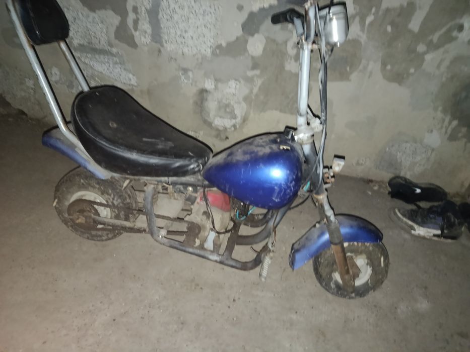 Vând motocicleta de asfalt foarte rară
