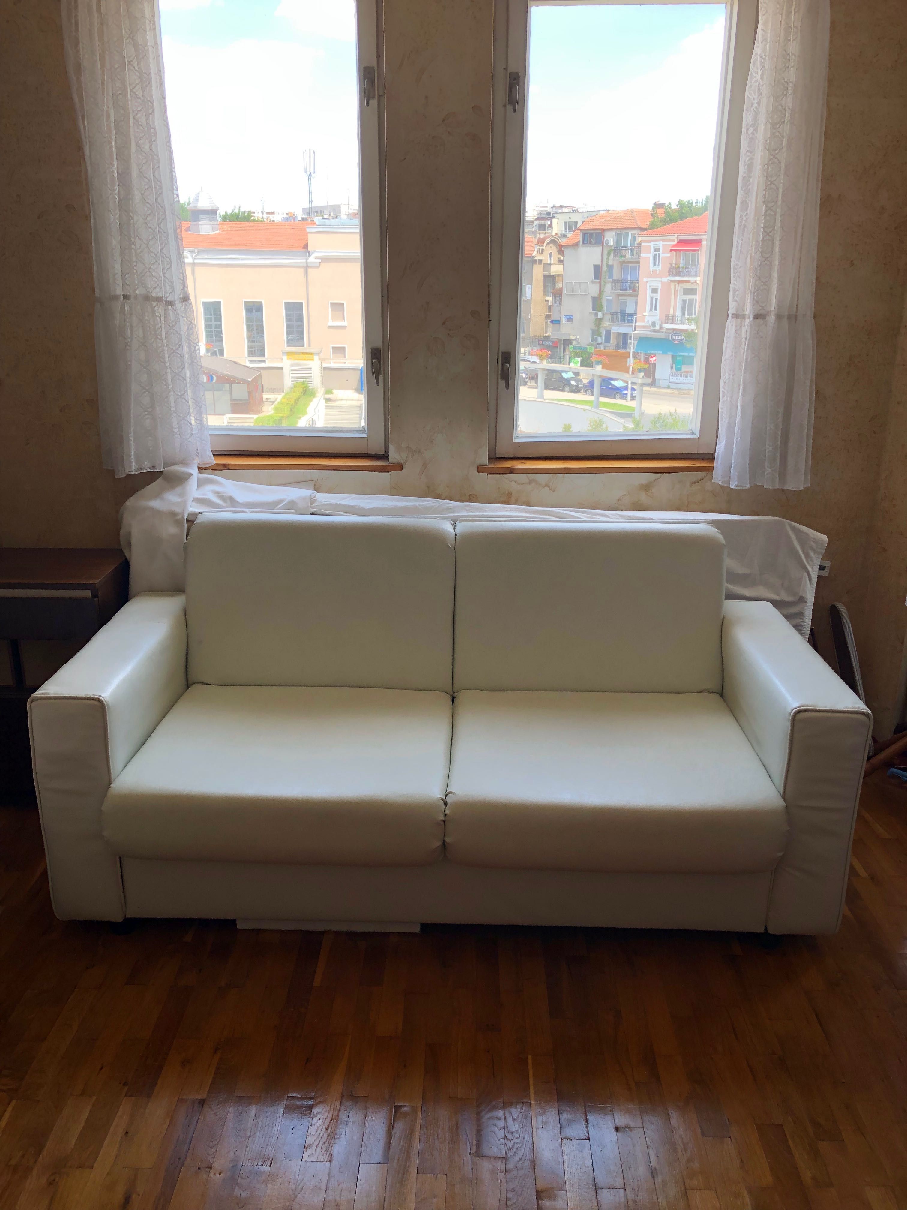 Кожен разтегателен диван 
Leather sofa bed бял, чисто нов неизползван