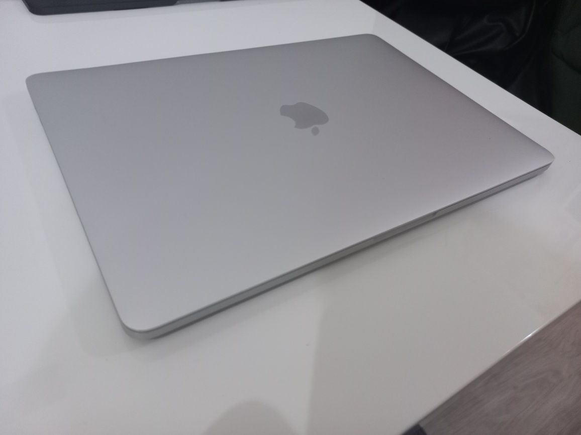 MacBook Pro M2 13,3 inch 8Gb ,47 cicluri