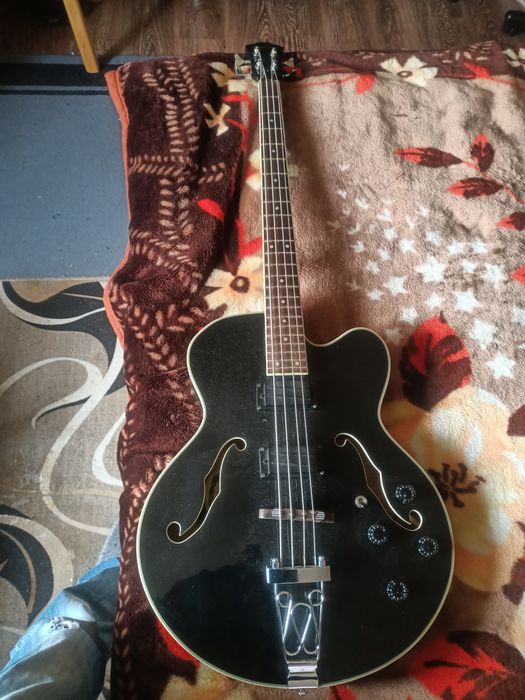 Бас полуакустикп