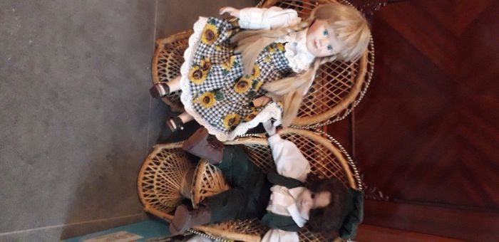 Papusi din portelan pereche fetita si baiat cu mobilier