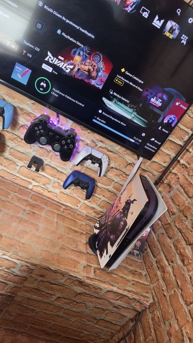 Конзола Ps5 disc edition + джойстик + ЕАFC24  и необходимите кабели