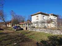 Продават се две къщи в село Къкрина
