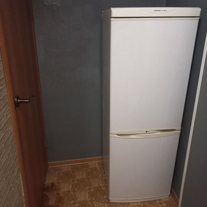 Холодильник LG, в рабочем состоянии.