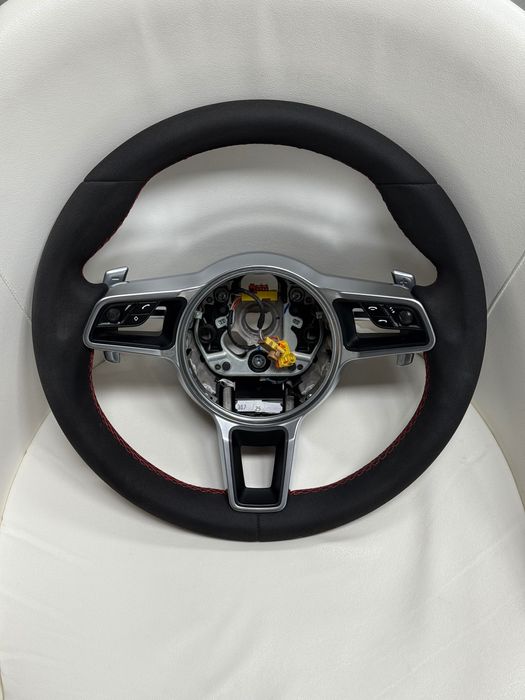 Оригинален мултифункционален Porsche волан претапициран с алкантара.
