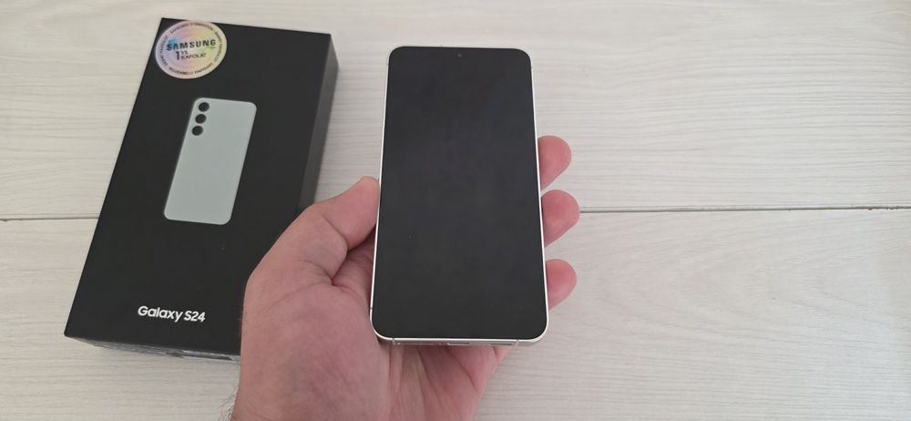Продам официальный Vietnam Samsung s24 8/256 в идеальном состоянии!