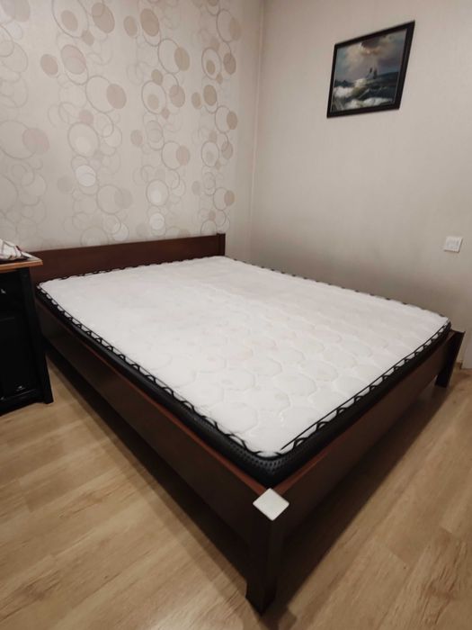 Кровать двухспальная с матрасом