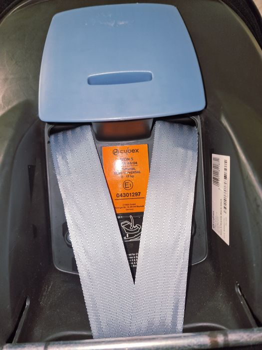 Столче кошница за кола Cybex Aton 5 + Isofix база