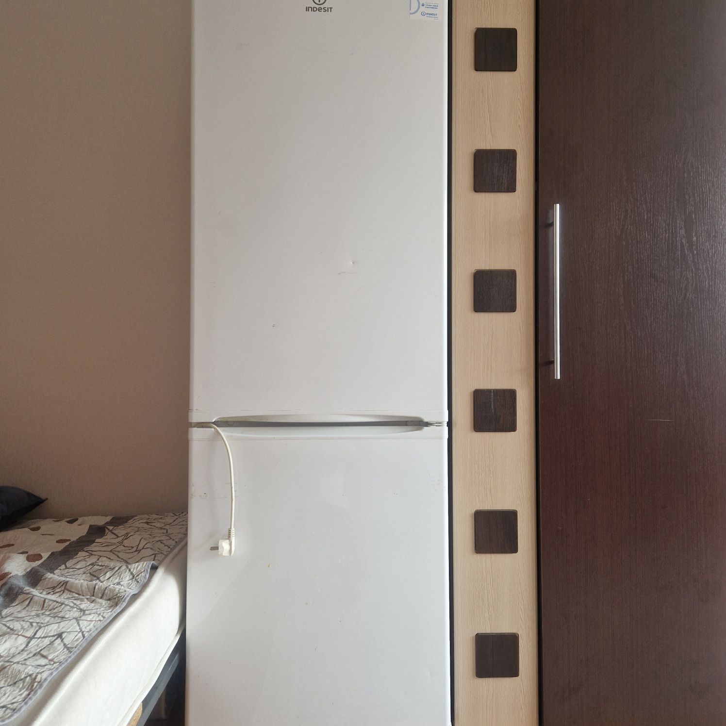 Продам рабочий холодильник Indesit
