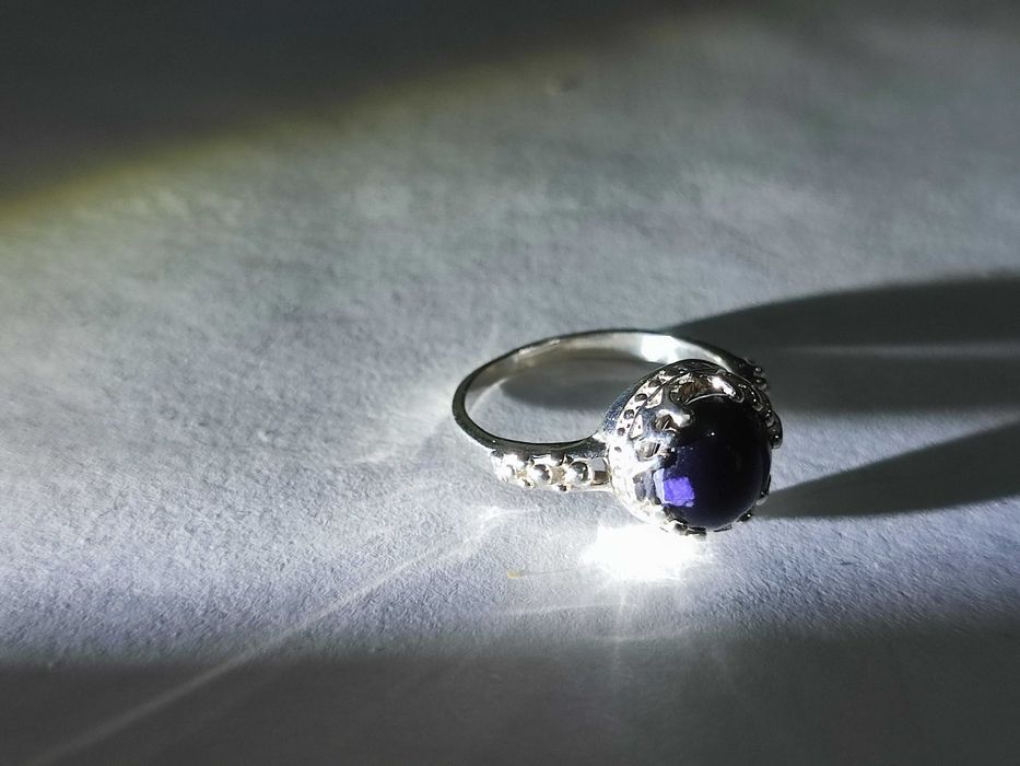 Кольцо серебряное с камнем ЧАРОИТ, разм.19