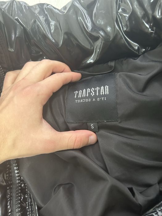 Geacă Trapstar Puffer Licioasă – Nouă, Originală, Marime S