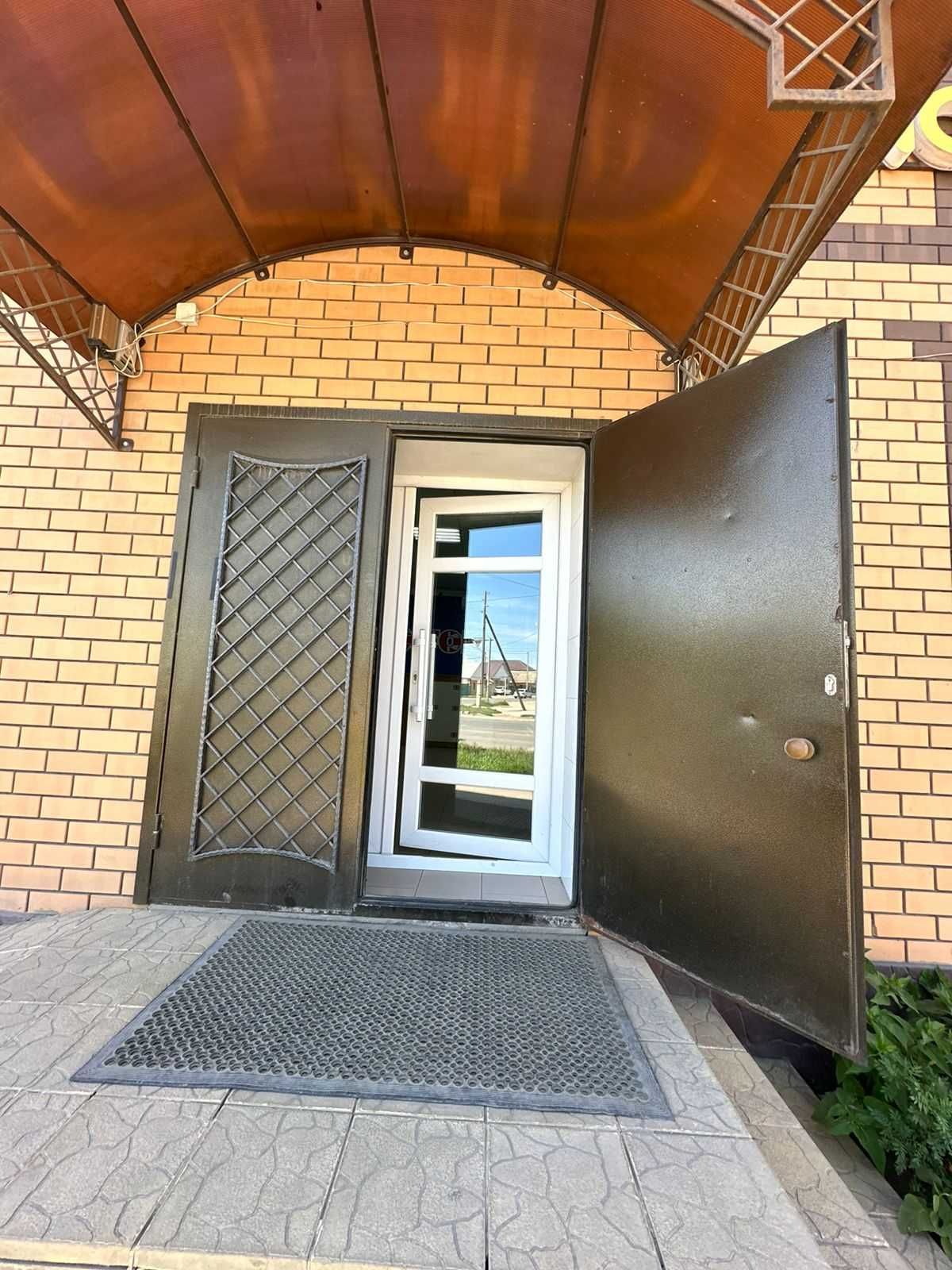СРОЧНО ПРОДАЮ! Дверь, диван, стулья по выгодной цене