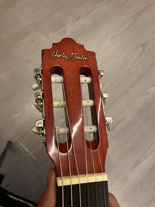 Vand chitara mai multe detali in privat