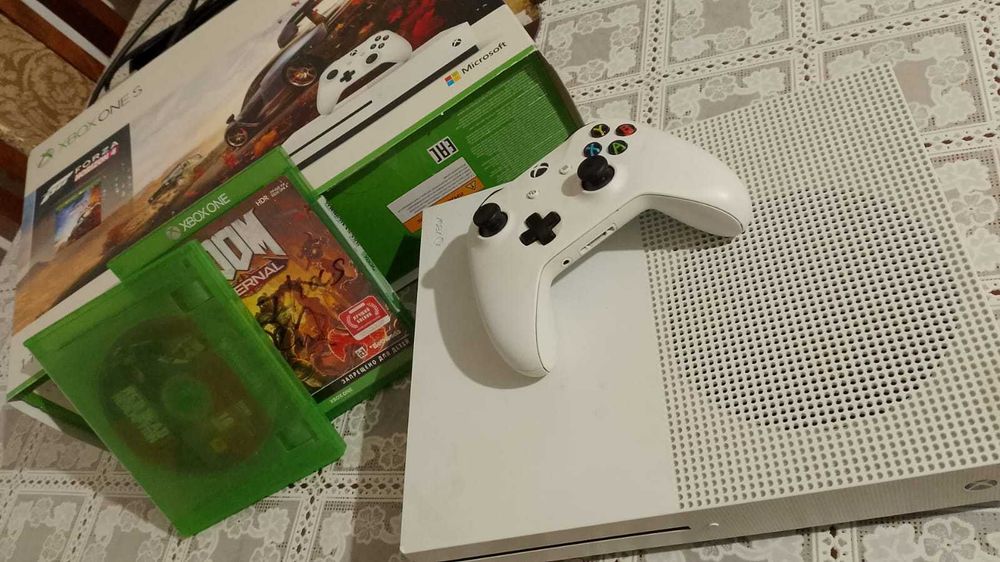 Приставка Xbox one s с дисководом, дисками, аккаунтом