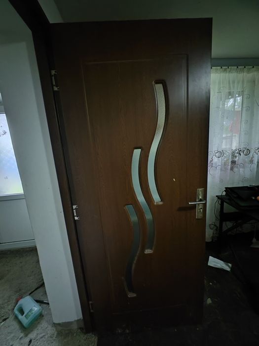 Vand usi in stare buna