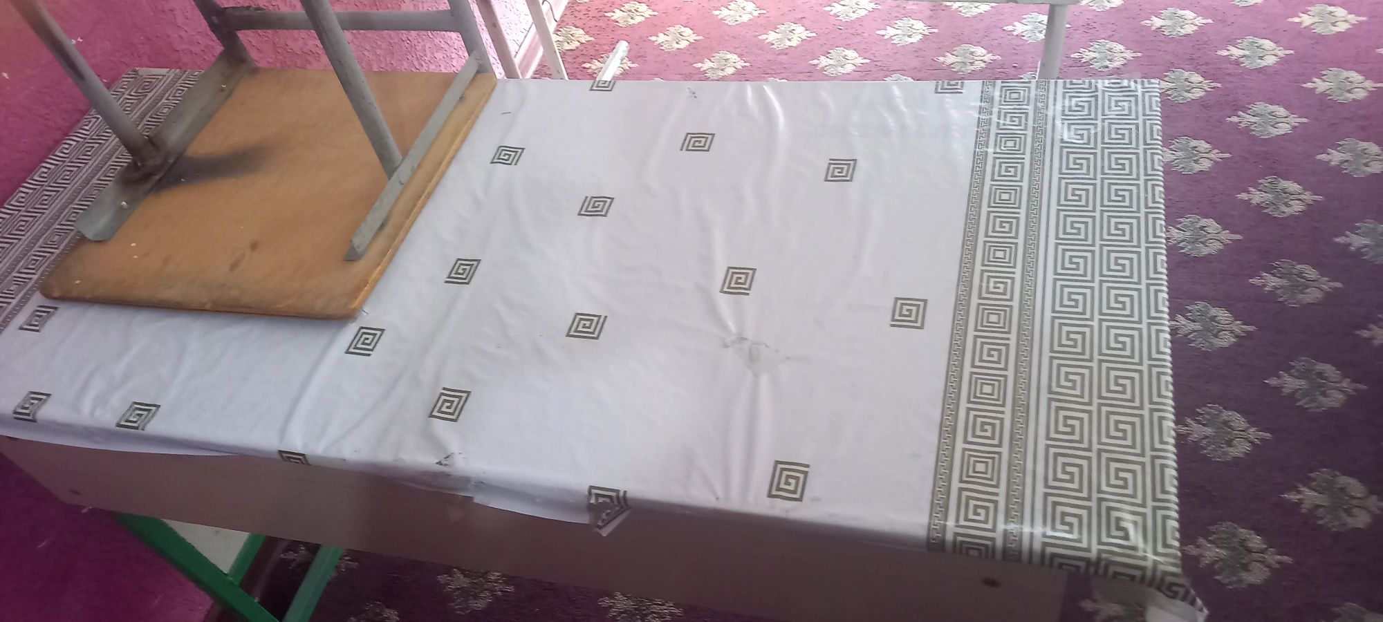Partalar stullari bilan sotiladi.(Б,У)